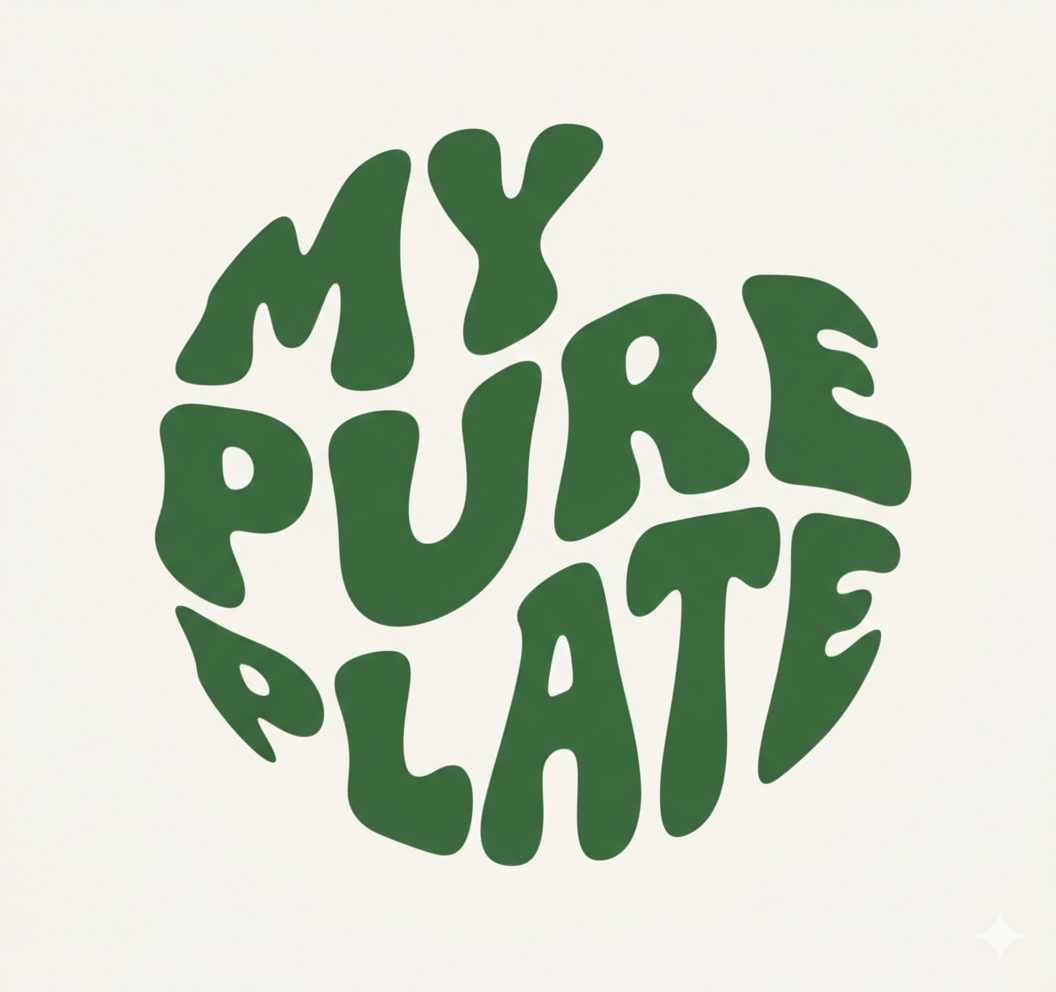 Minimalistisches, rundes Logo für 'My Pure Plate'. Die Wörter sind in einer fetten, organischen Schriftart mit abgerundeten Ecken übereinander gestapelt und formen eine unsichtbare Kreisform. Die Farbe ist ein sattes Dunkelgrün auf cremeweißem Grund.